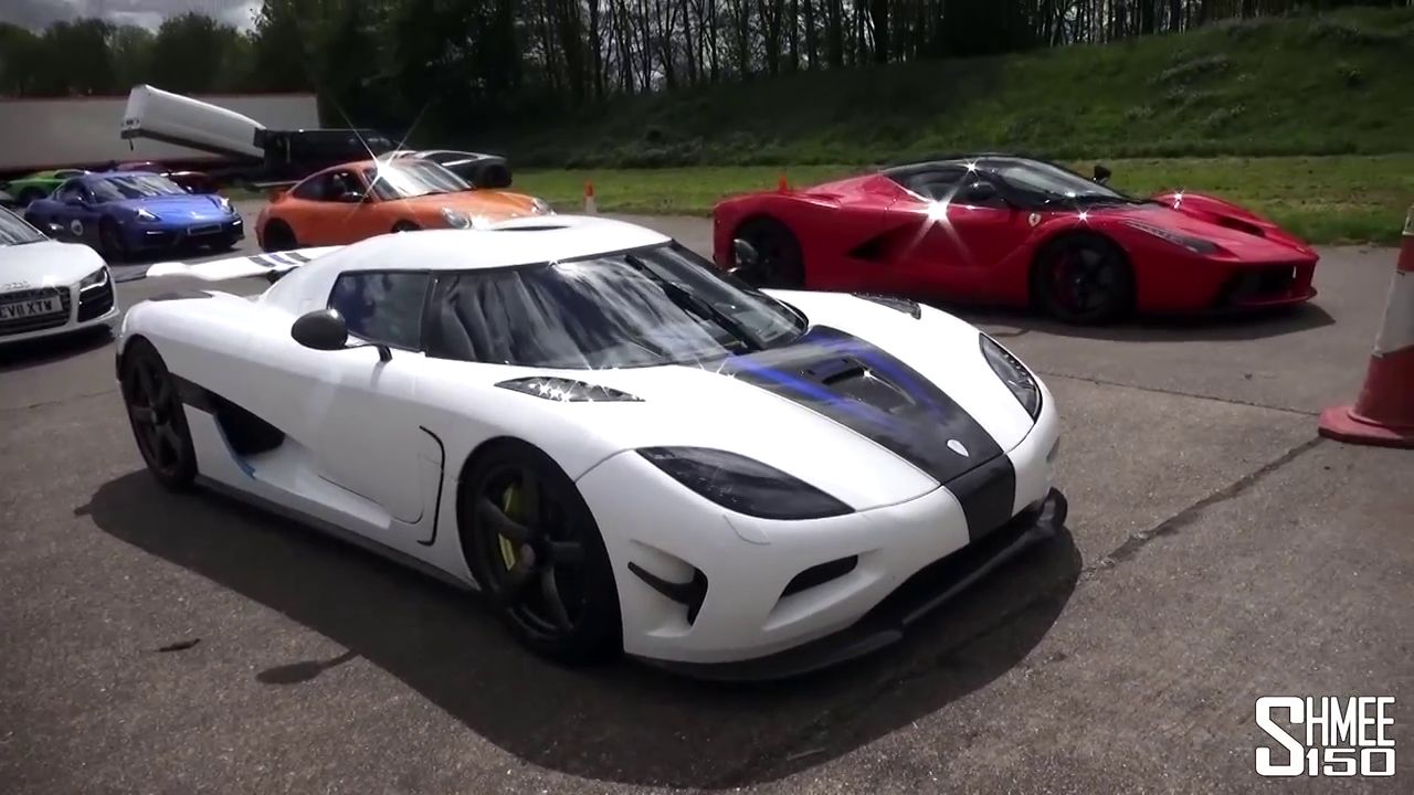 LaFerrari vs Koenigsegg Agera LaFerrari contre Koenigsegg-Agera