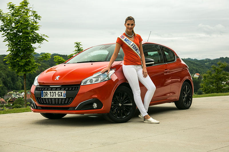 Miss France Peugeot 208 Miss France essaye la nouvelle Peugeot 208