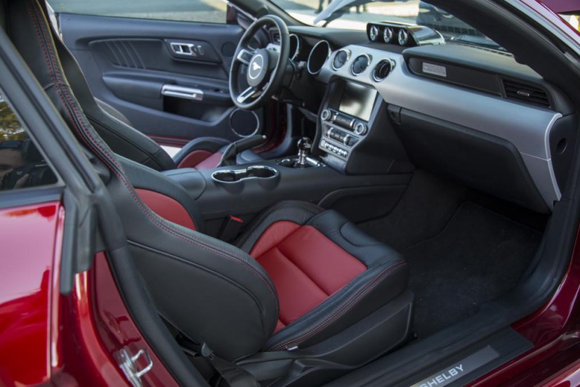 Ford-Mustang-Super-Snake-interieur