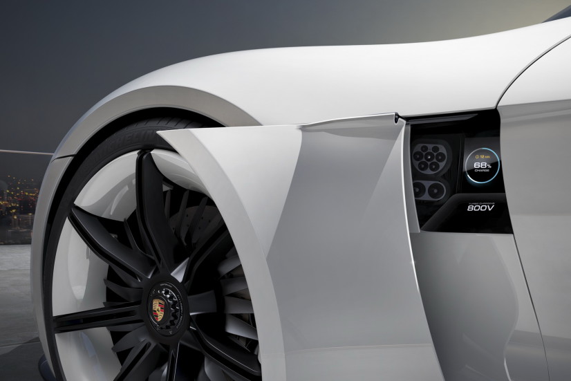 prise recharge Porsche Mission E Concept